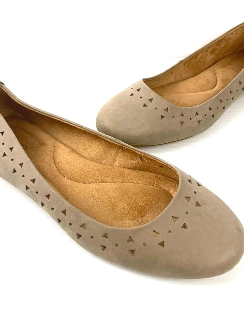 Born‎ F67622 Taupe Nubuck Laser Cut Cushioned Ballet Flats NEW